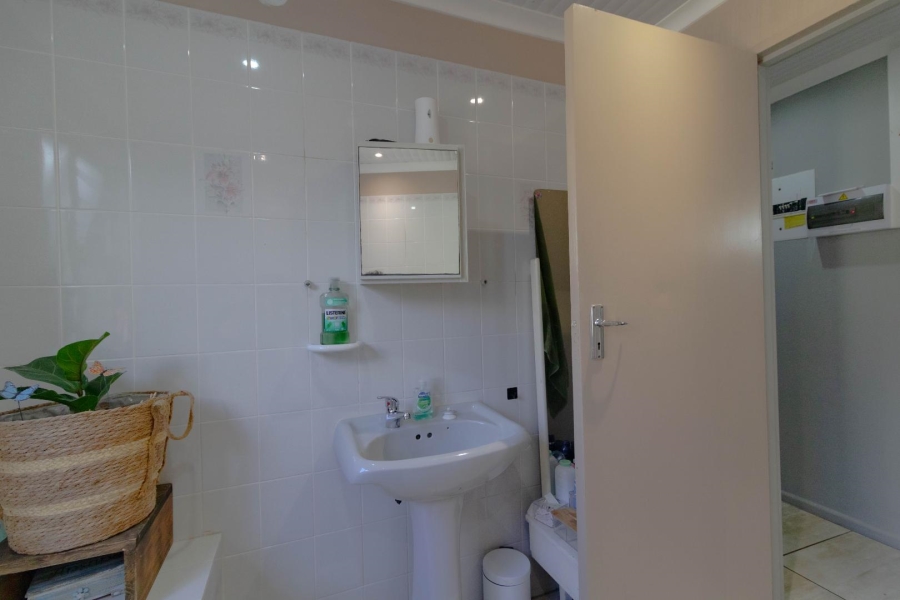 6 Bedroom Property for Sale in Sandbaai Western Cape